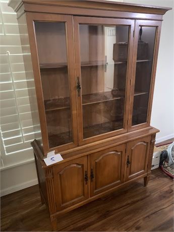 Wood China Hutch Display Cabinet/Hutch With Glass Door With 3 Bottom Cabinets