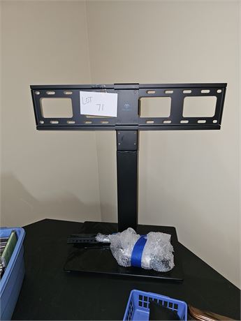 Universal TV Mount with Hardware