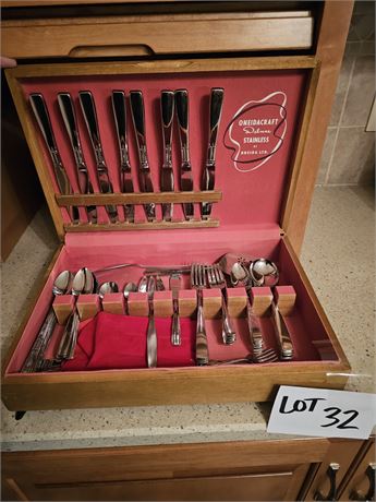 Oneida Craft Deluxe Stainless Flatware Set with Storage Box & Extras