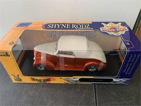 Shyne Collection Metal Die Cast 1937 Ford Model Car 1:18 Scale Orangy Red/White