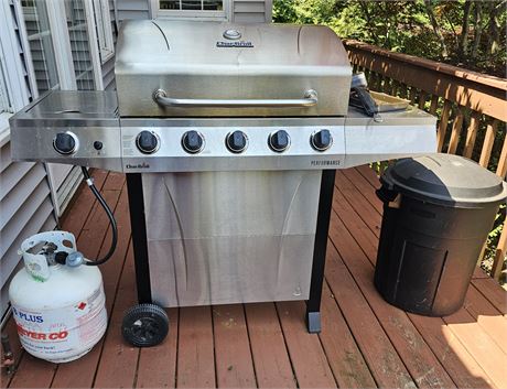 *Like New* Charbroil Grill~ 5 Burners and 1 Side Burner w/ Cover & Accesories
