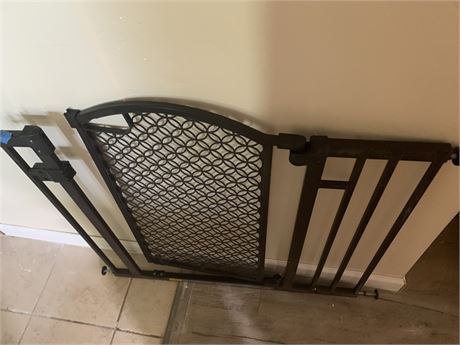 Doorway/Stairwell Adjustable Infant/Pet Gate With Walk-Through Auto Close Door