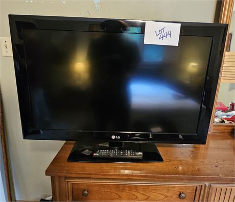 LG 32" TV W/Remote