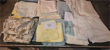 Mixed Bedding Lot: Pillow Cases / Sheets & More