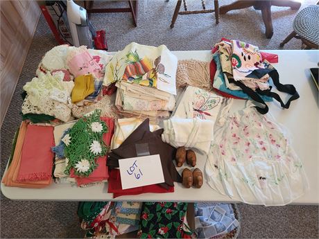 Large Lot of Mixed Vintage Aprons / Doilies / Cloth Napkins / Dish Towels & More