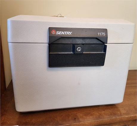 Large Sentry 1175 File Safe-Includes Keys