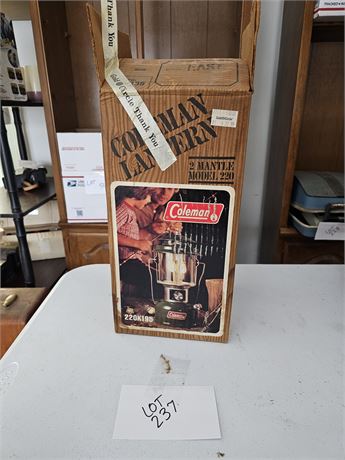 Vintage Coleman Model 220 Lantern in Box