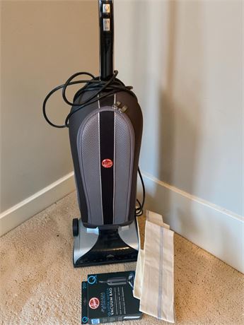 Hoover Platinum Collection Lightweight Bagged Upright Vacuum Model UH30010COM