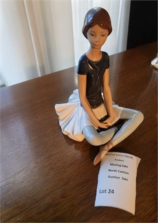 Lladró Glossy Porcelain Seated Ballerina Figurine
