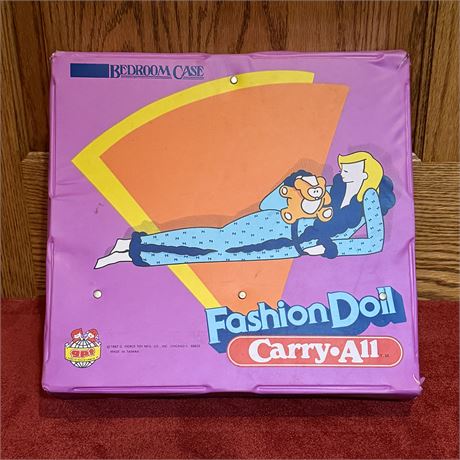 1987 Pierce Toy Fashion Doll Carry All Bedroom Case w/ Extras