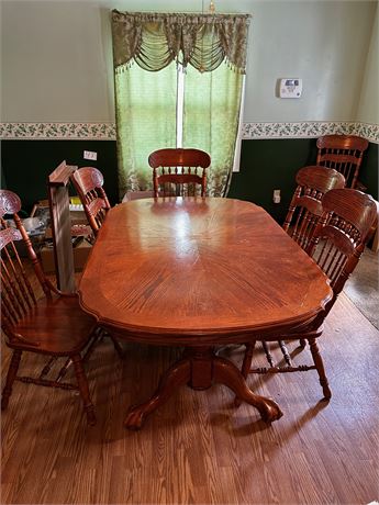 Dining room table with Leaf and 6 chairs