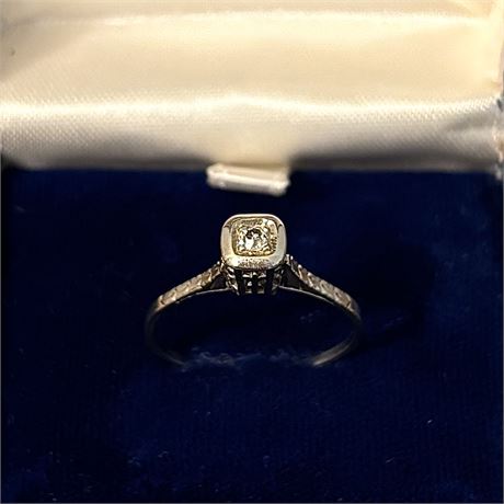 18k White Gold Diamond Ring - Size 7 - 1.91g