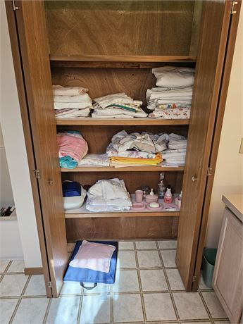 Closet Cleanout: Bath Towels / Pillow Cases / Mixed Sheets & More