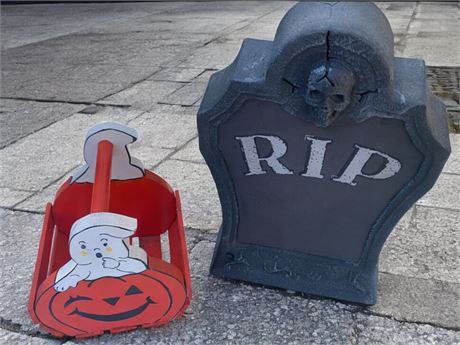 Animated Sounds and Lights Skull RIP Tombstone/Gravestone & Wood Ghost Basket