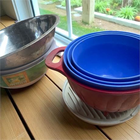 Kitchen Lot - Colander, Mixing Bowls & More