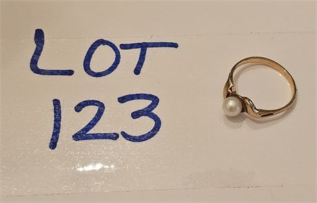 10K Ladie Pearl Size 4.5 Ring 0.9 DWT Total Weight
