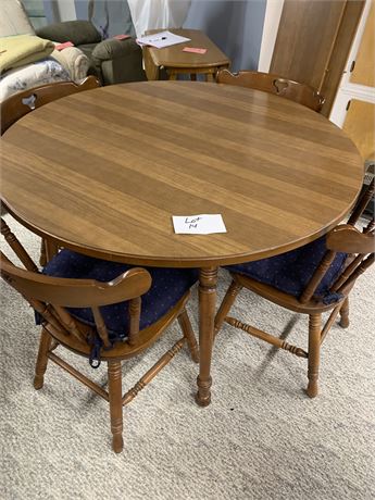 Round Wood Dining/Kitchen Table With 2 Large Leaves