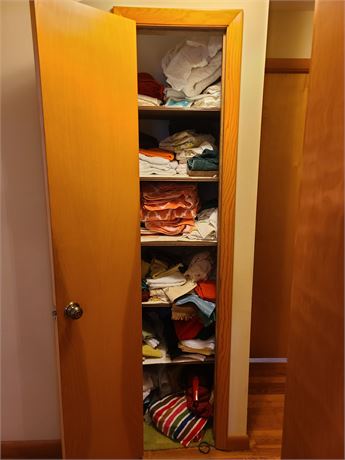 Hall Closet Cleanout: Towels/Wash Cloths/Mixed Size Sheets / Pillowcases & More