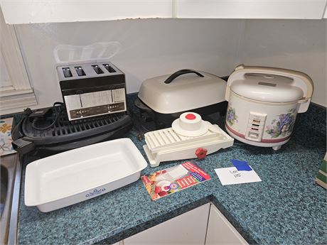 Mixed Small Appliance Lot:Grill/Rice Cooker/Corning/Toaster & More