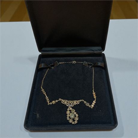 Sadie Green Y-Style Necklace W/Central Pendant & Leaf Chain