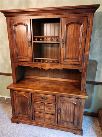 Huntley Furniture by Thomasville 2-Piece Hutch