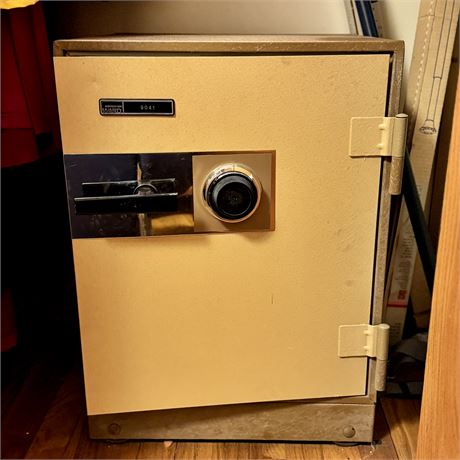 Vintage Montgomery Ward Steel Safe 9041 w/ Key