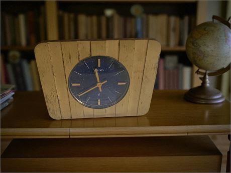 Seiko Desk/Table Quartz Clock W/Gold-Tone Case & Blue Speckled Face