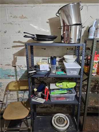 Mixed Kitchen Lot: Pans / Pots / Kitchen Gadgets & More