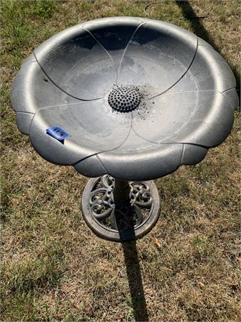 Gray/Silver Color Shiny Plastic Bird Bath