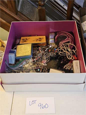 Large Lot of Ladies Mixed Costume Jewelry - Necklaces / Brooches & More