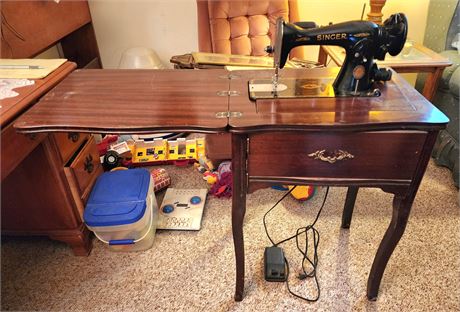 Singer Sewing Machine W/Table