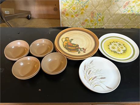 Lot of Vintage Plastic Bowls and Plates