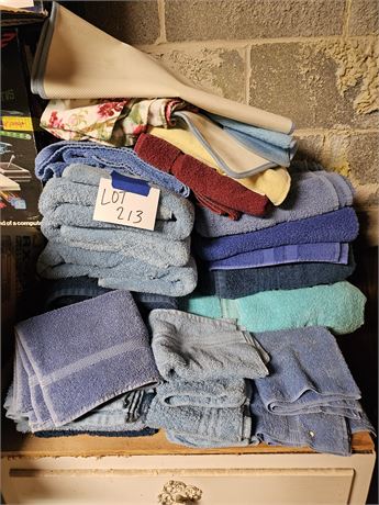 Mixed Towel Lot: Bath / Hand & Wash Cloths