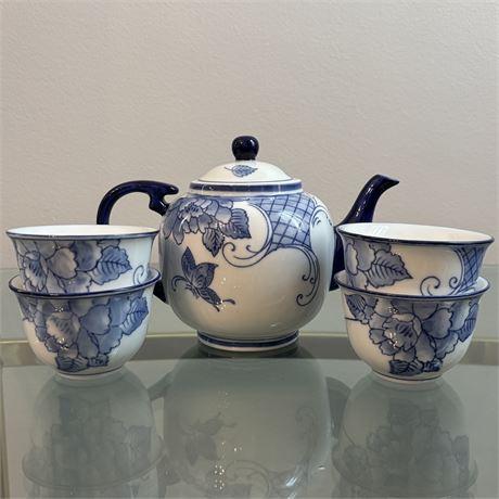 Fine Blue and White Chinese Porcelain Teapot and Cups Set