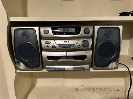 RCA Cassette and CD/ Radio Player