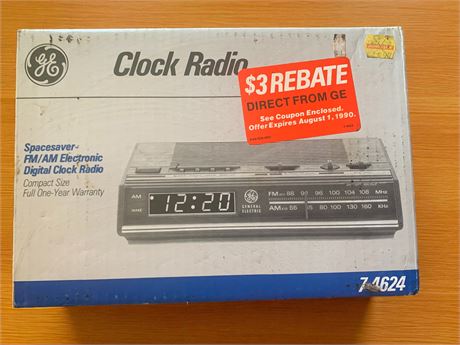 Vintage General Electric (GE) Spacesaver FM/AM Electronic Digital Clock Radio