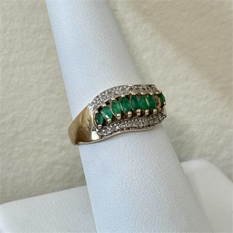 10k Gold and Emerald Ring - Size 8 - 4g