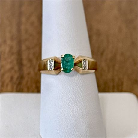 14k Gold Emerald and Diamond Ring - Size 8 - 2.94g