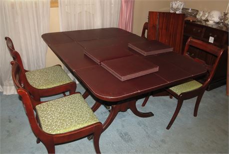 Drop Leaf Dining table W/ Pads & 2 Leafs