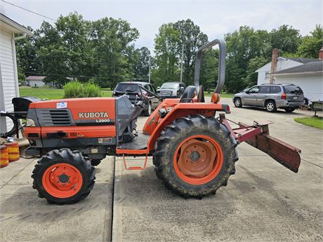 Kubuto L2900 4WD Tractor with Back Plow Attachment RUNS NICE