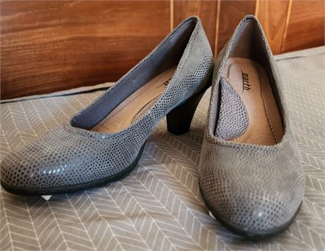 *NWOT* Gray "Earth" Pumps  Size 6