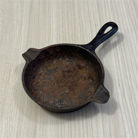Wagner Ware 1050 E Cast Iron Smelting Ashtray Spoon Rest
