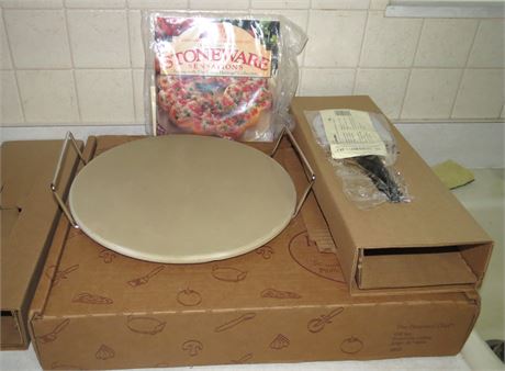 Pampered Chef Stoneware Pizza Stone/Pizza Cutter