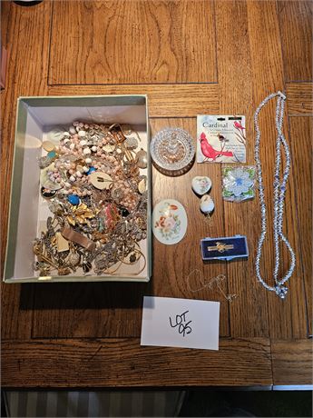 Mixed Costume Jewelry Lot: Bracelet, Earrings & More