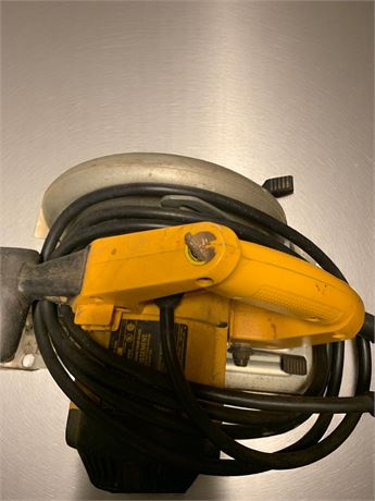 Dewalt Double Insulated 7 1/4" Circular Saw 120V 5500 RPM