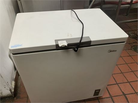Midea 7.0 cu. ft. Chest Freezer Model MRC07MBAWW