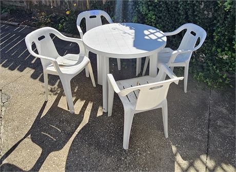 Round Out Door Plastic Table & Chairs