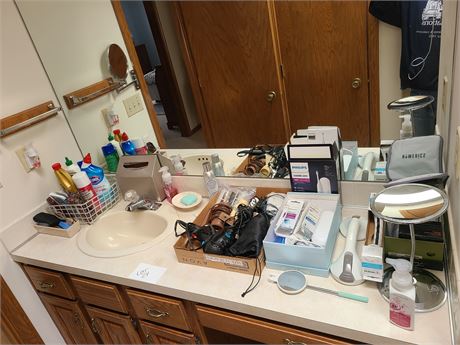 Large Bathroom Cleanout: Health & Beauty/Hair Care/Towels & More