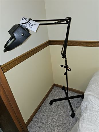 Adjustable Magnifying Light