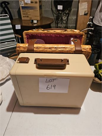 Pic-Nic Lot - Cups / Tupperware & More